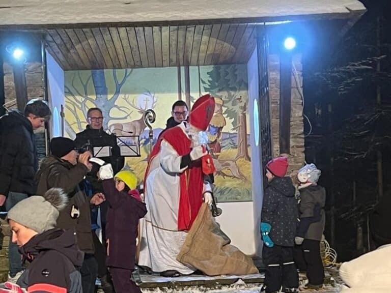 Kinder heißen den Nikolaus willkommen bei dem Familienprogramm am Ponyhof in der Steiermark