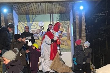 Kinder heißen den Nikolaus willkommen bei dem Familienprogramm am Ponyhof in der Steiermark